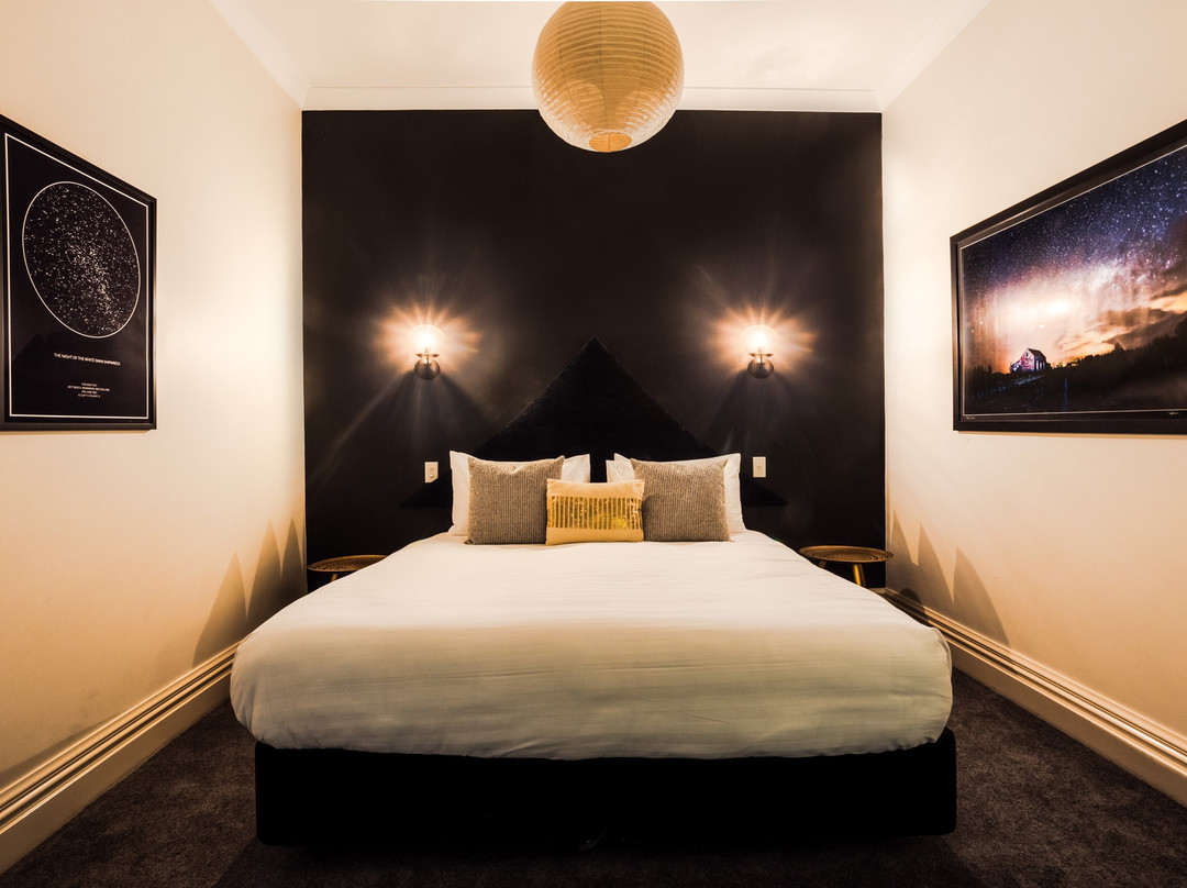 The White Swan主图