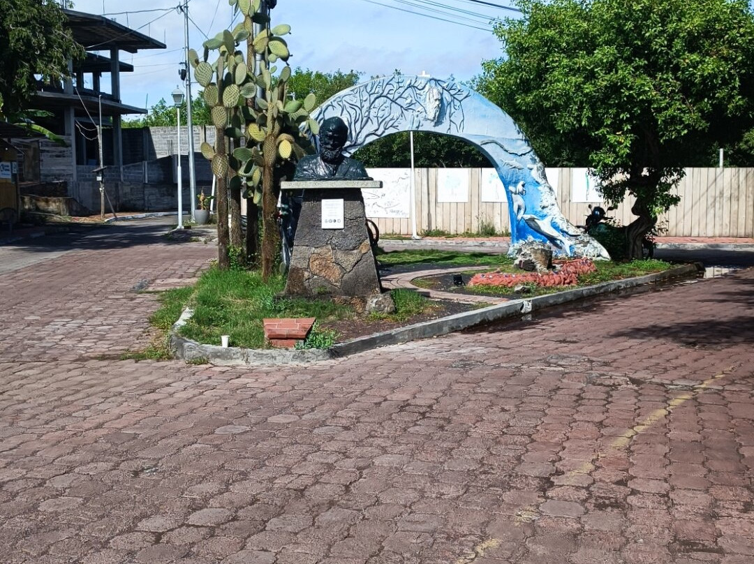 Monumento Darwin-阿约拉港必去景点