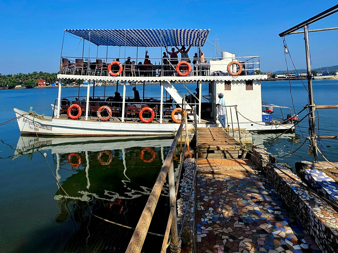 Betty's Place Boat Trips景点图片