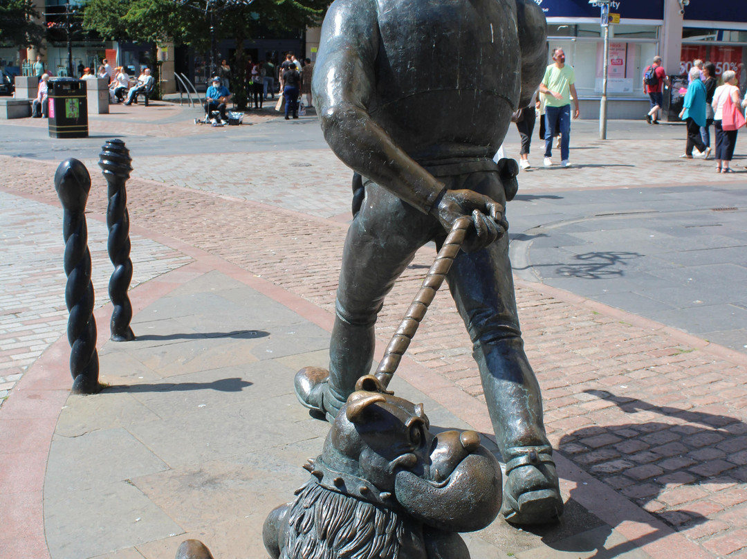 Desperate Dan Statue-敦提必去景点