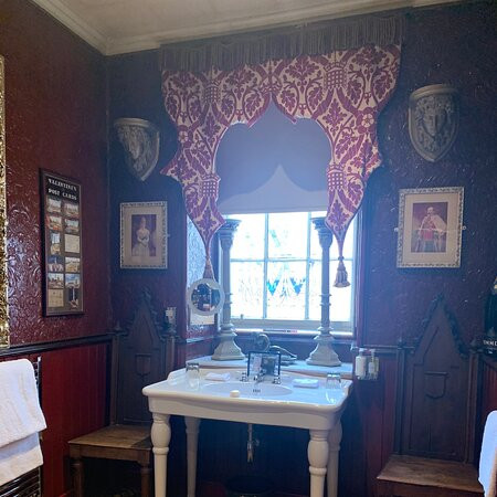 魔力城堡酒店主图