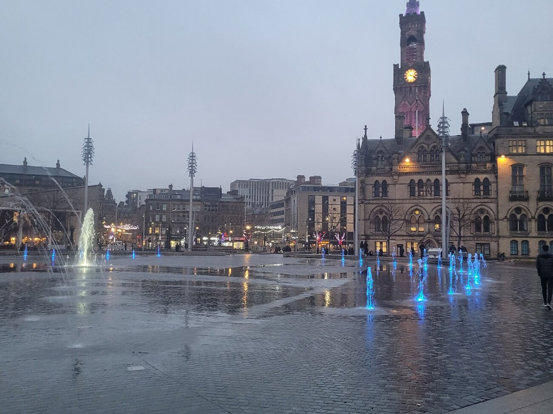 City Park Mirror Pool and Fountain-布拉德福必去景点