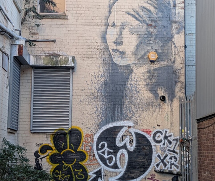 Banksy - Girl with the Pierced Eardrum-布里斯托尔必去景点