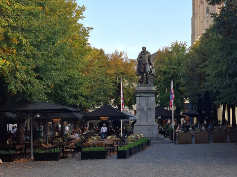 Square and Statue of Simon Stevin-布鲁日必去景点