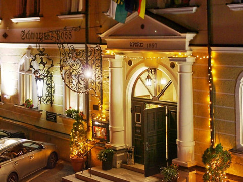 施瓦尔兹罗斯酒店主图