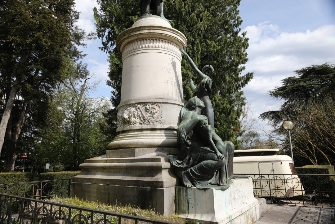 La statue de Louis Pasteur-多勒必去景点