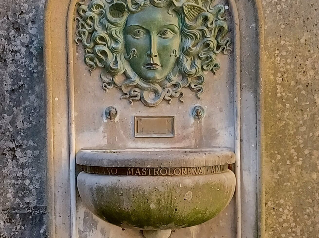 Fontana della Gorgone (Medusa)-Nemi必去景点