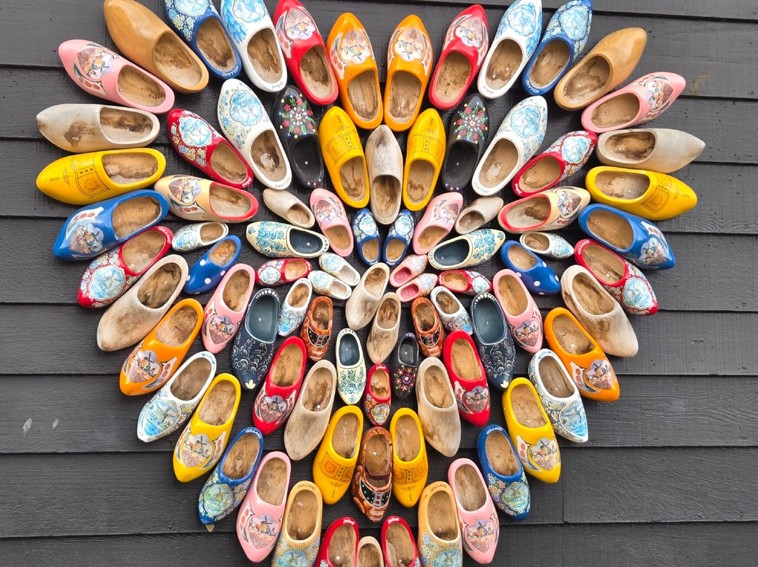 Kooijman Souvenirs & Clogs Wooden Shoe Workshop-赞丹必去景点