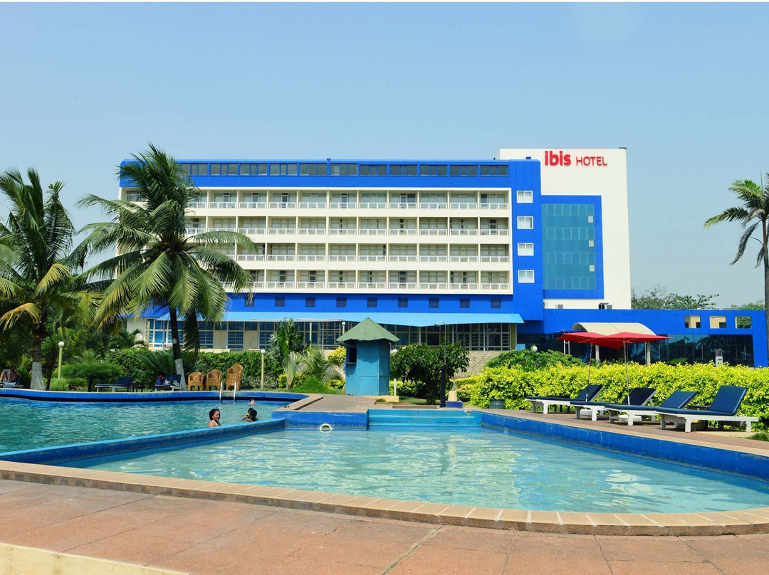 洛美中心宜必思酒店主图