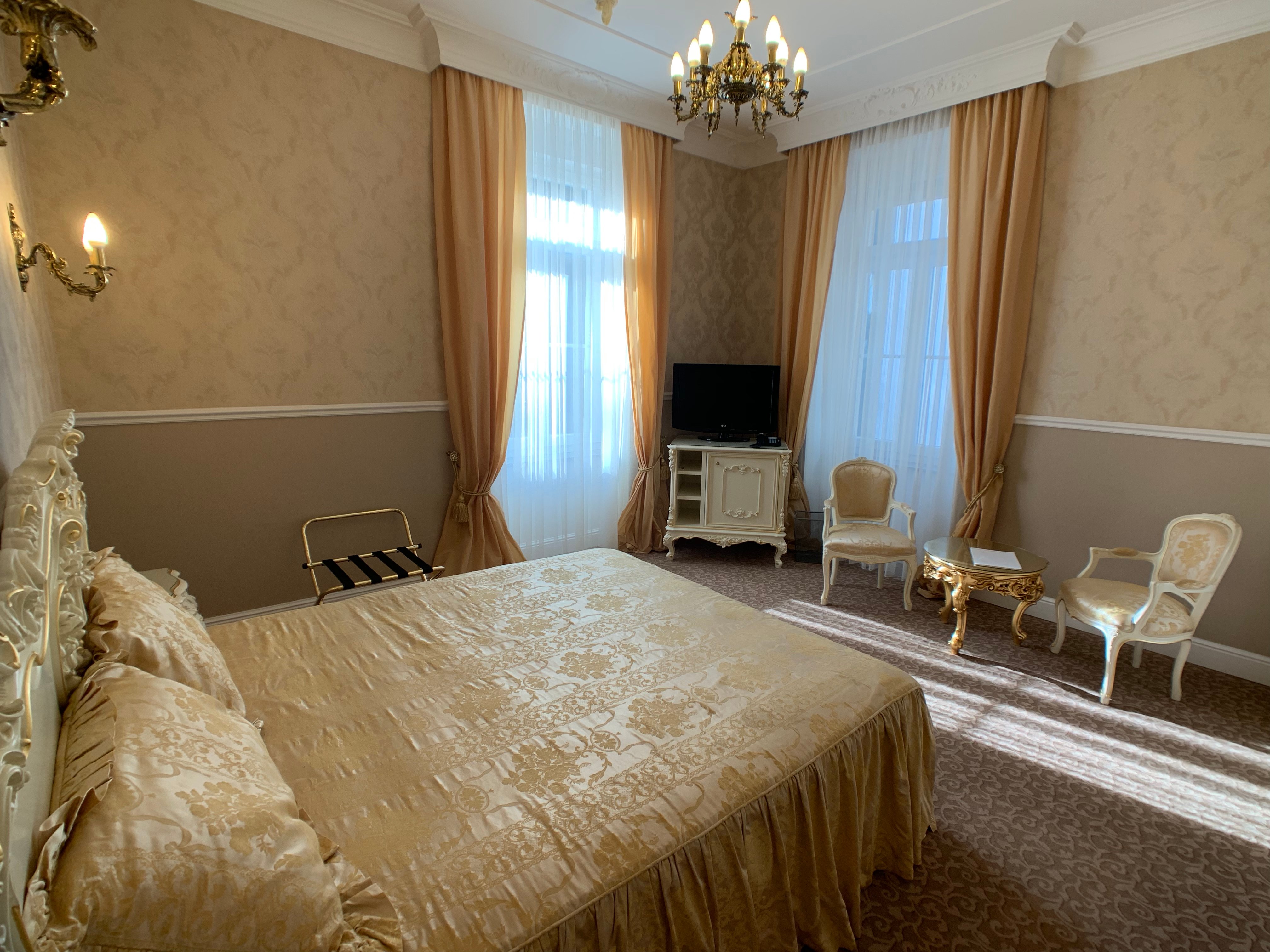 Bismarck's Hotel-官方