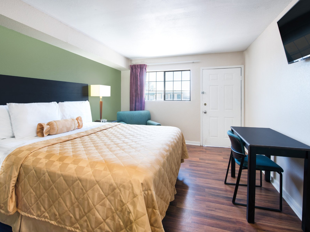 Executive Inn & Suites