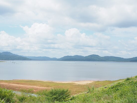 Naruebodindrachinta Reservoir景点图片