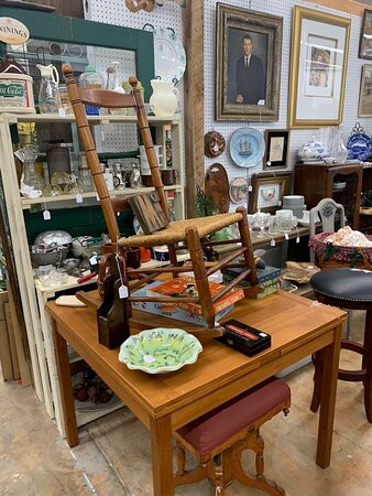 Out of the Cedar Chest Antiques & Interiors-卡明必去景点