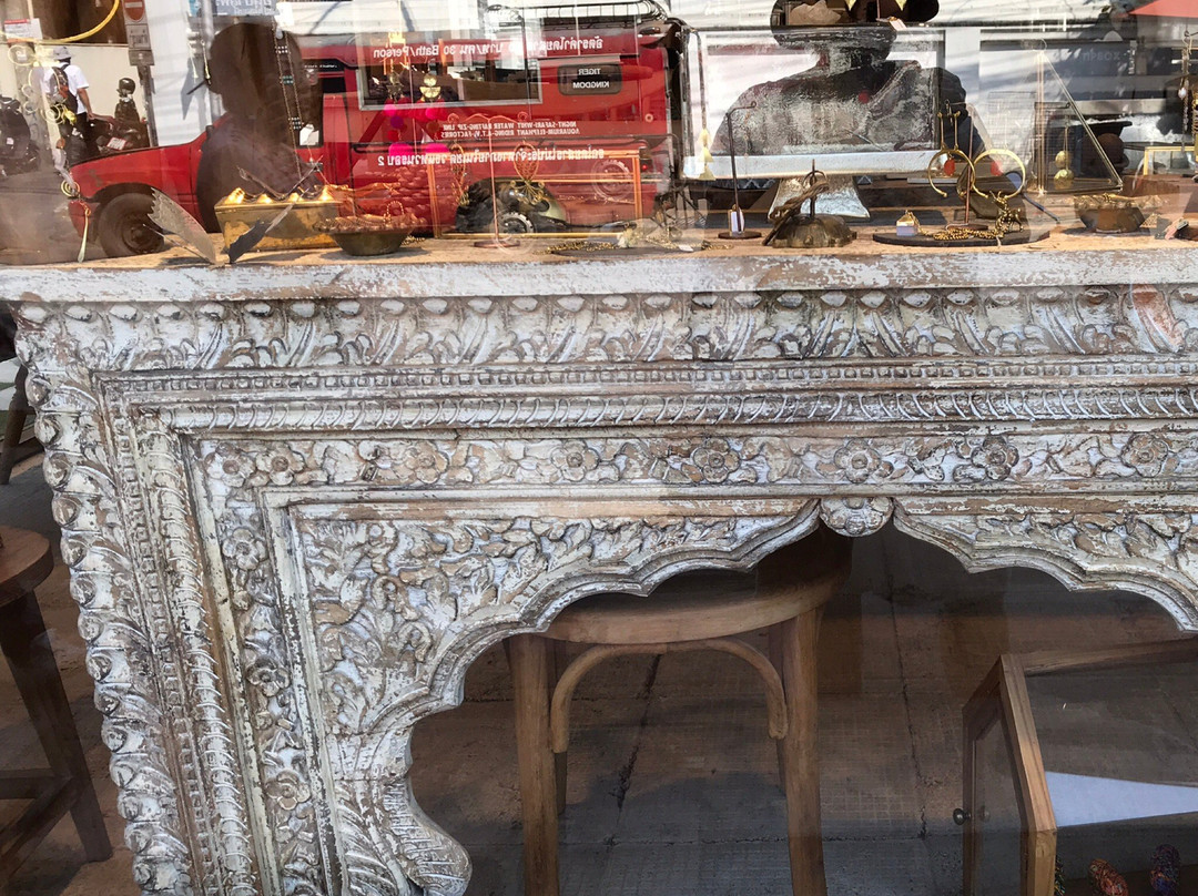 Chanya’s Shops & Gallery
