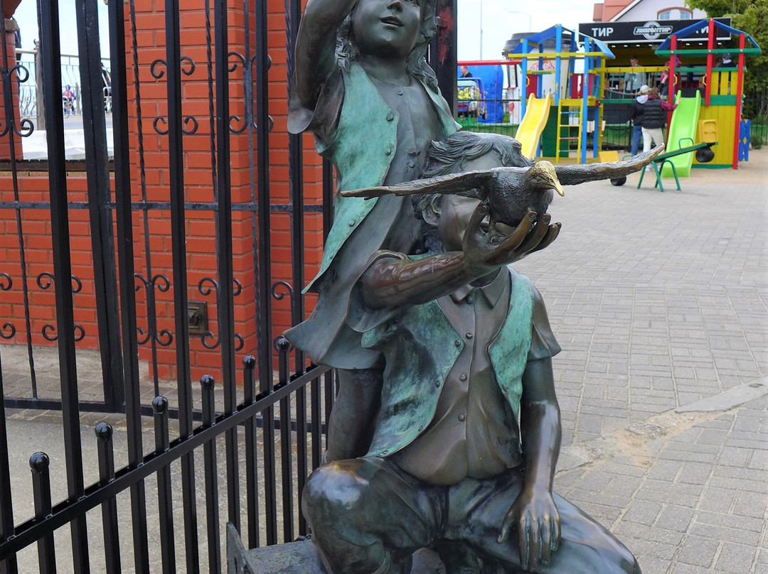 Sculptures of Children at Play景点图片