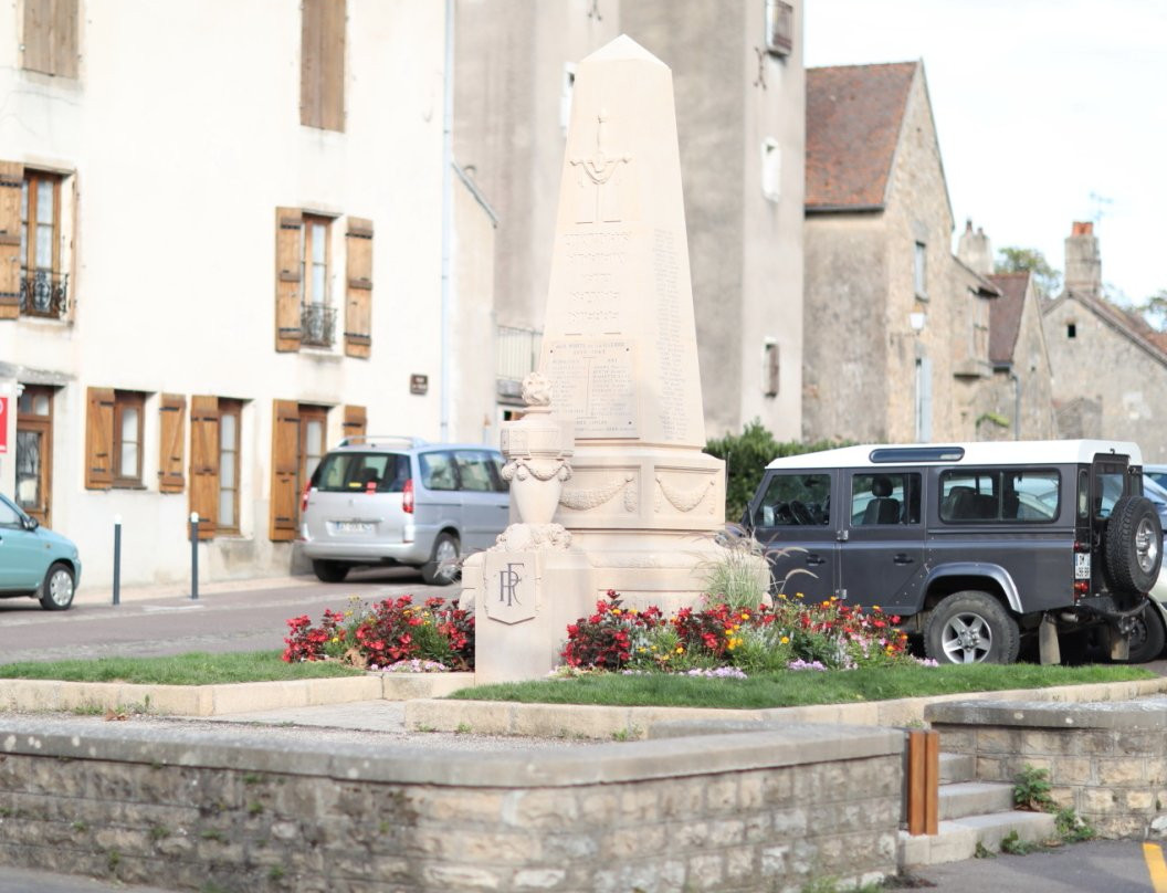 Monument Aux Morts De Buxy景点图片