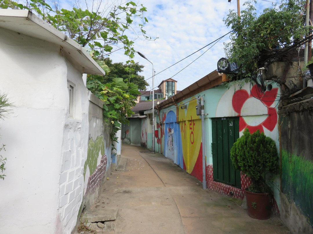 Haenggungdong Mural Painting Village景点图片