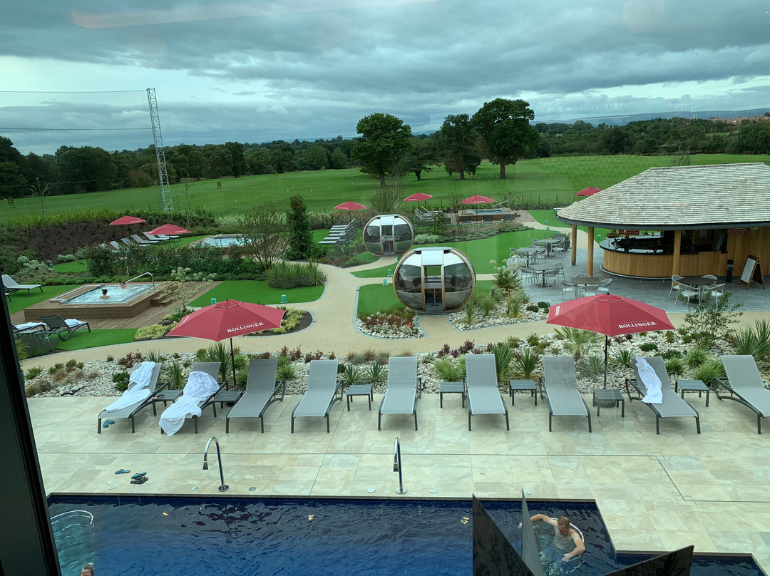 Carden Park Hotel主图