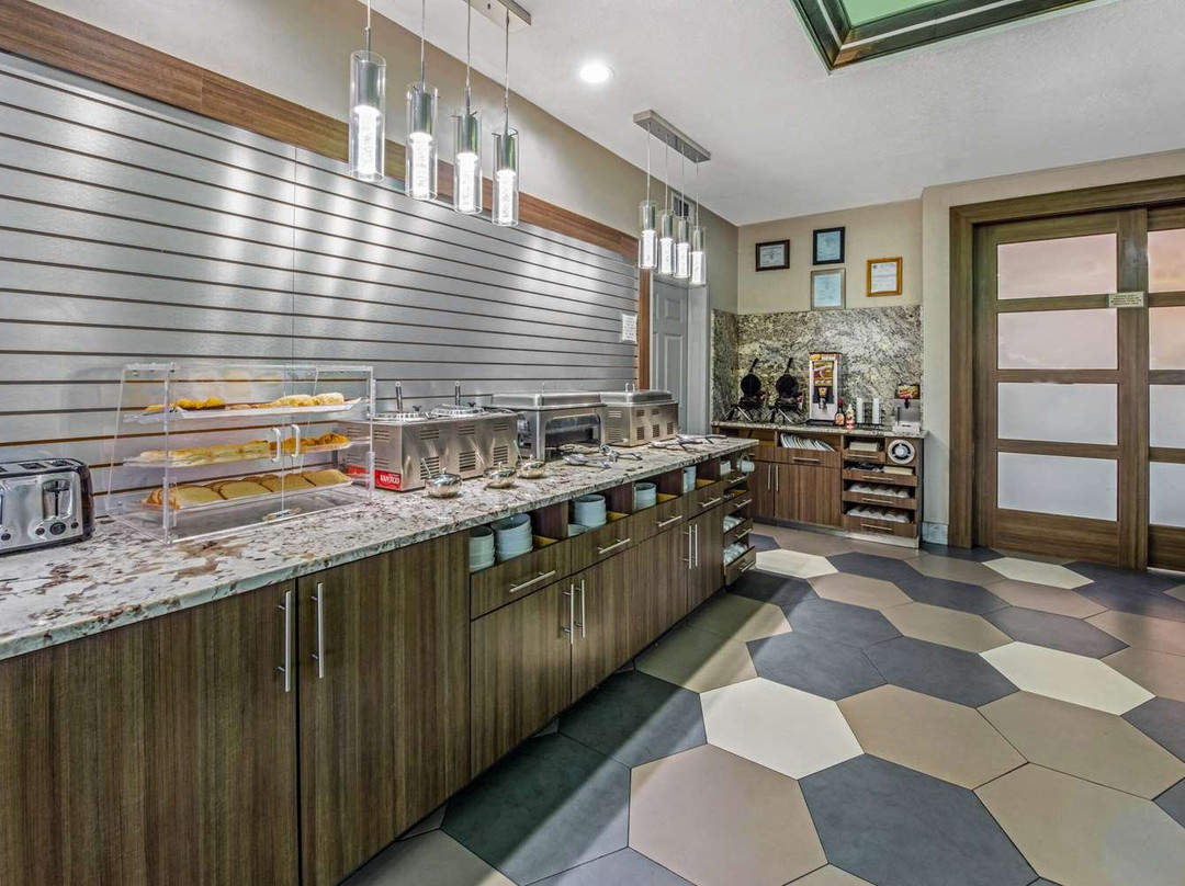 La Quinta Inn & Suites by Wyndham Kingwood Houston IAH Airpt主图