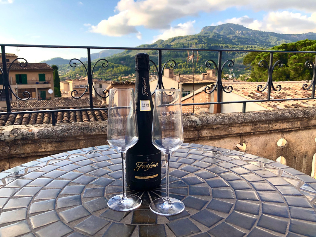 坎四月酒店主图