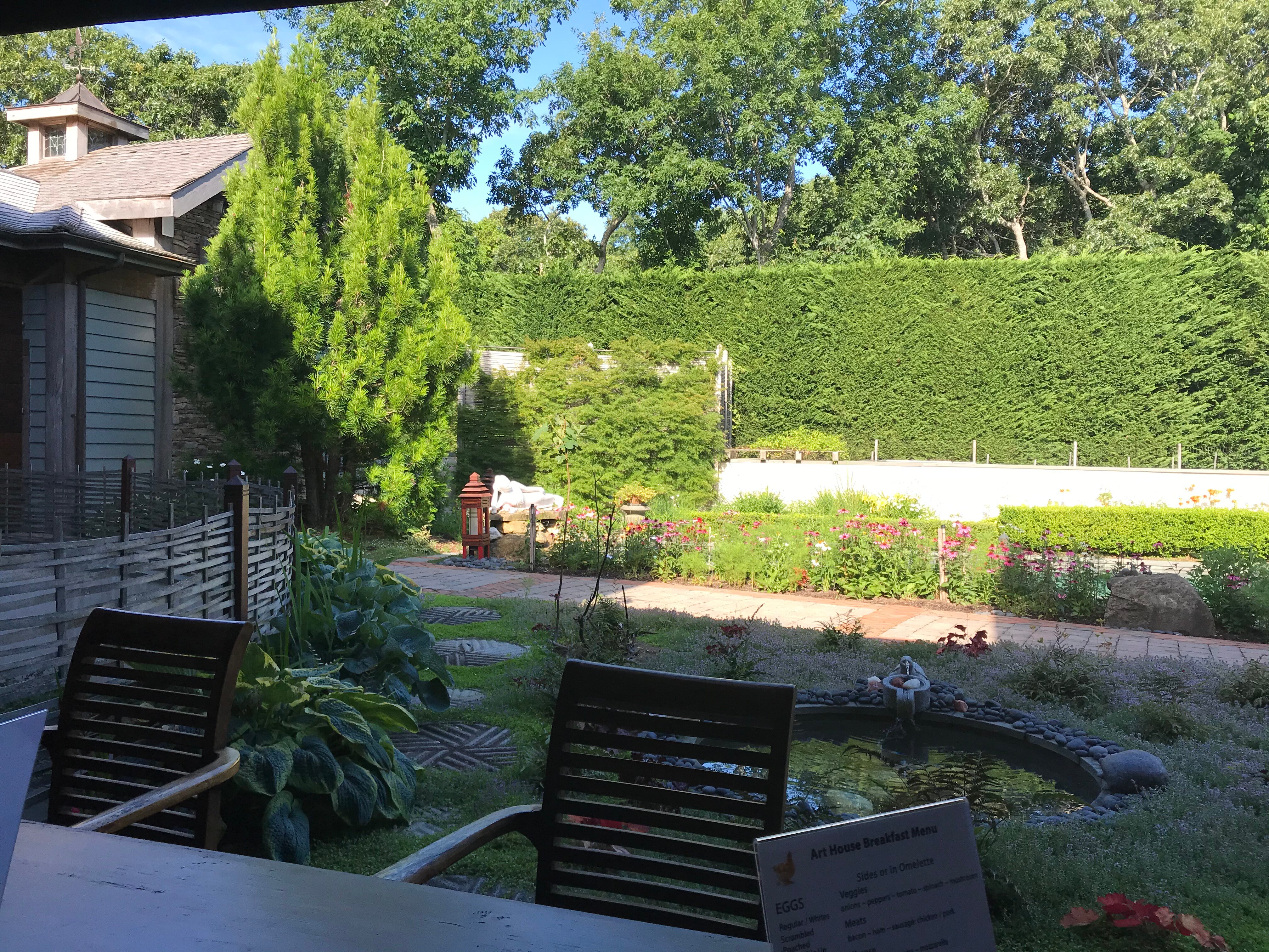 East Hampton Art House Bed and Breakfast-餐饮