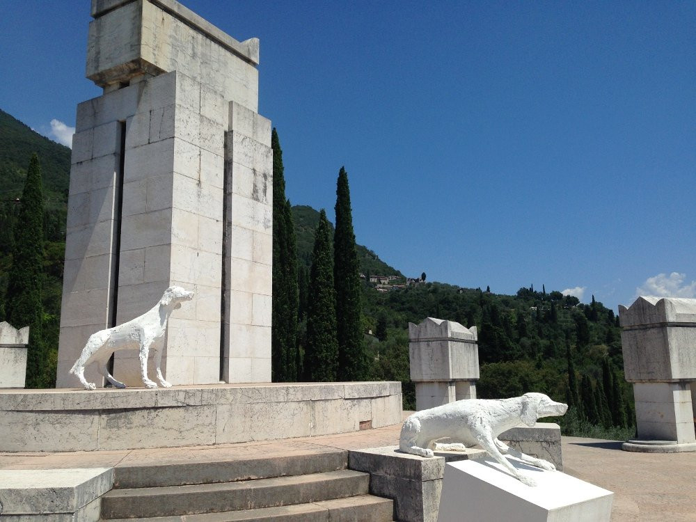 Mausoleo di Gabriele D'Annunzio-加尔多内里维耶拉必去景点