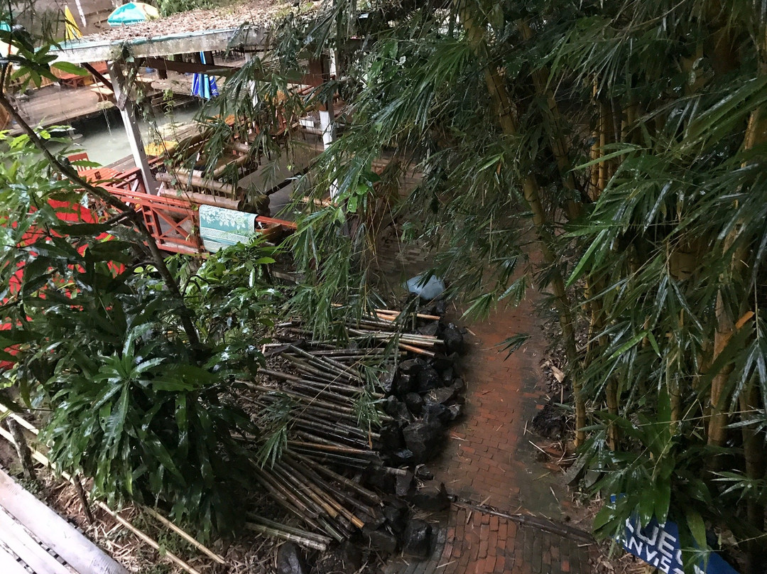 弯尼萨瀑布酒店主图