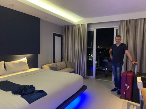 普吉岛阳光海滩度假酒店主图