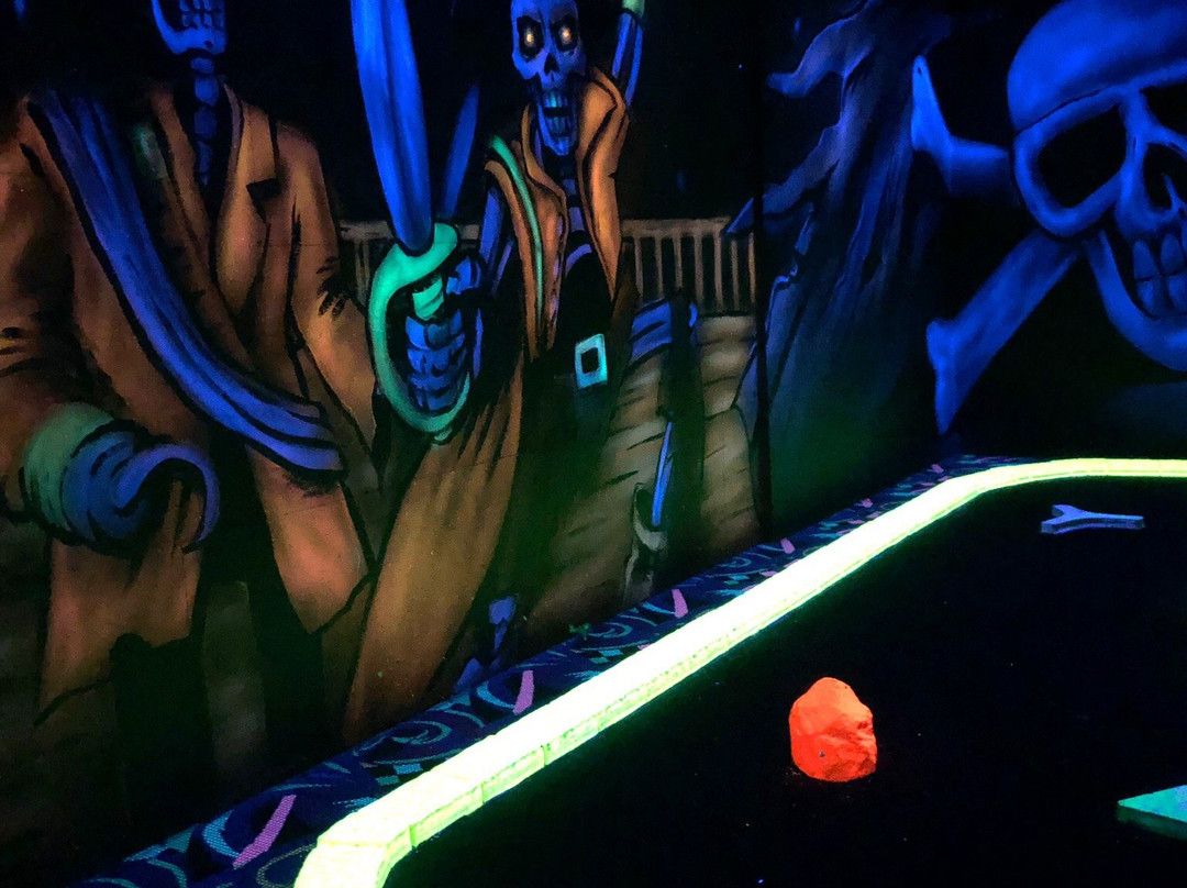 Goolfy Blacklight Minigolf-布朗肯堡必去景点