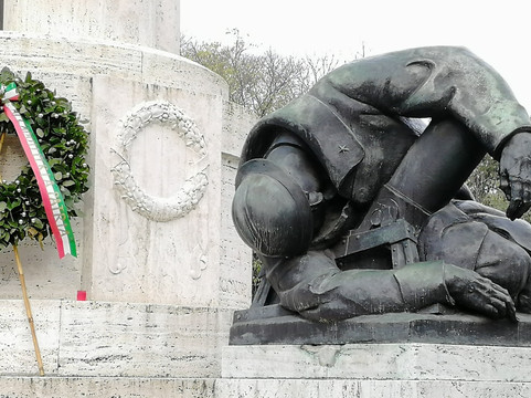 Monumento ai Caduti in Guerra-摩德纳必去景点