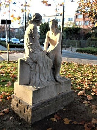 Sculpture "Les fiançailles"-布鲁塞尔必去景点