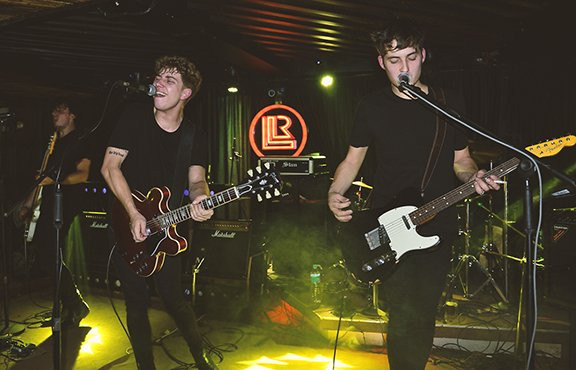 甘托克餐馆和美食-Cafe Live & Loud