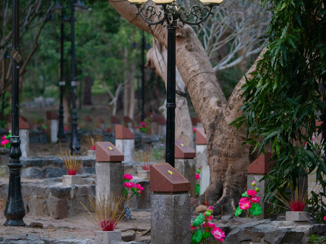 Hang Duong Cemetary-昆山岛必去景点