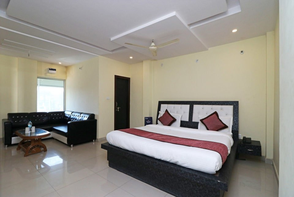 OYO 11572 Hotel Radha Regent