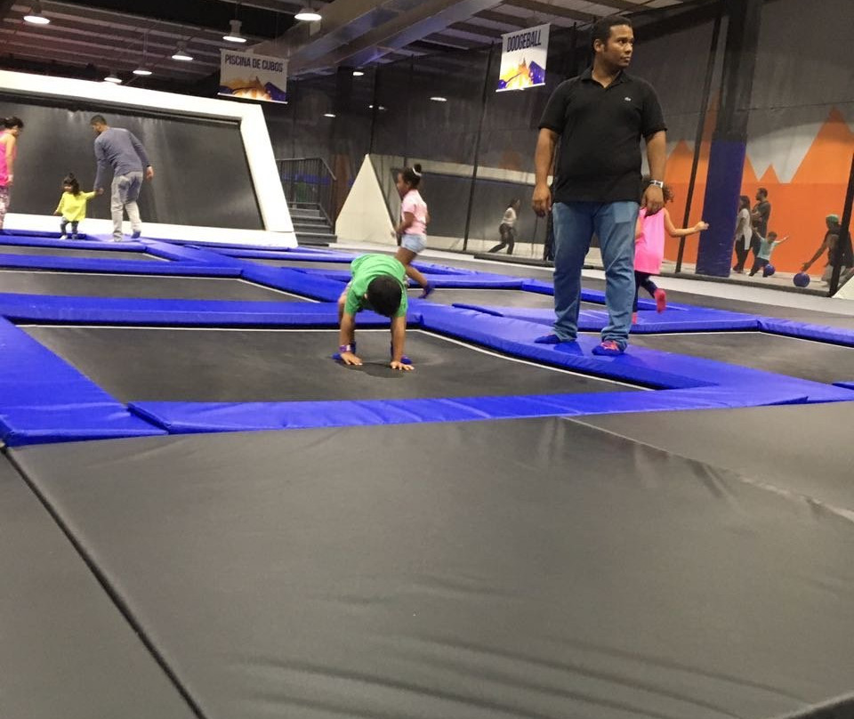 Summit Trampoline Park景点图片