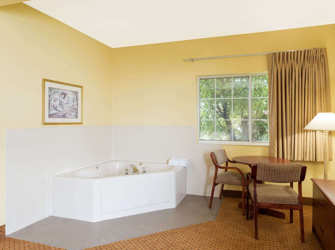 Super 8 by Wyndham Osage主图