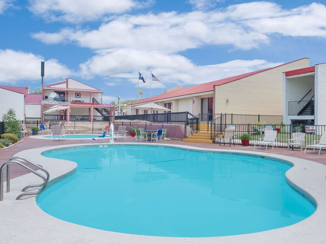 Super 8 by Wyndham Kerrville TX主图