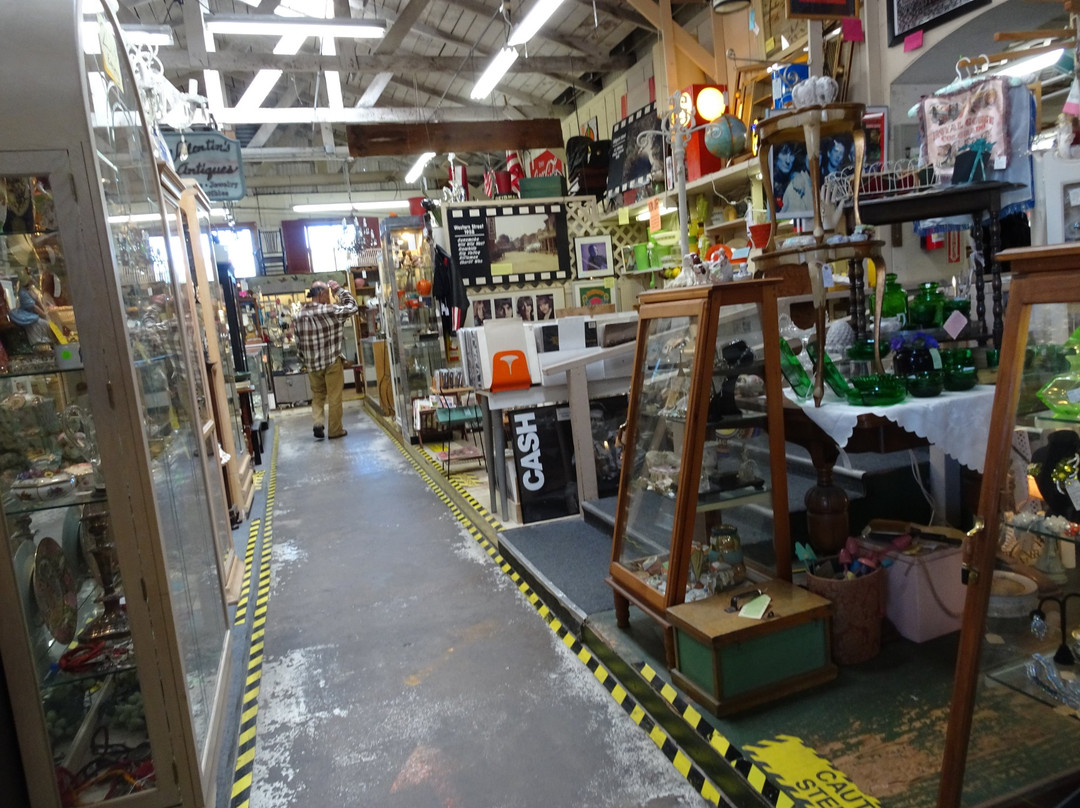 Old Barn Antique Mall, Inc.-San Juan Capistrano必去景点
