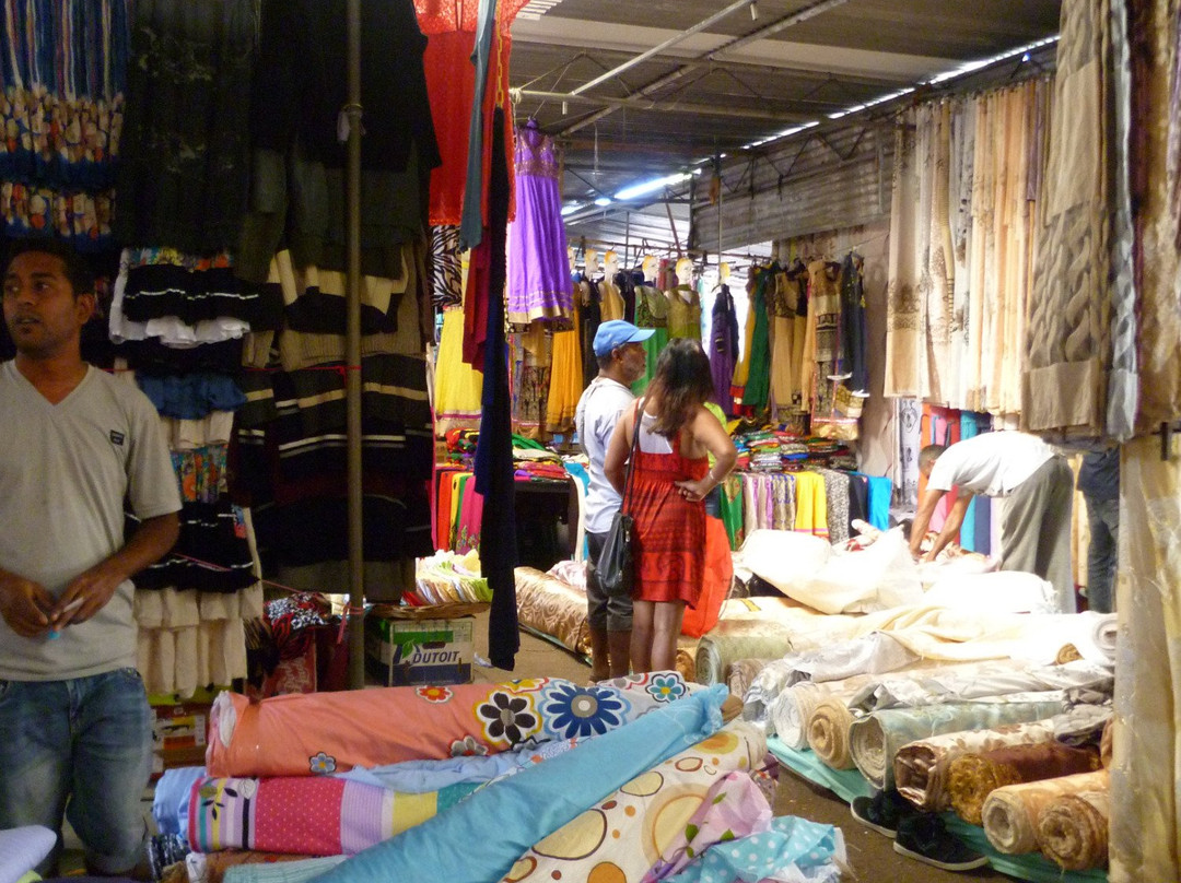 Quarter Bornes Textile Market-卡特勒博尔纳必去景点
