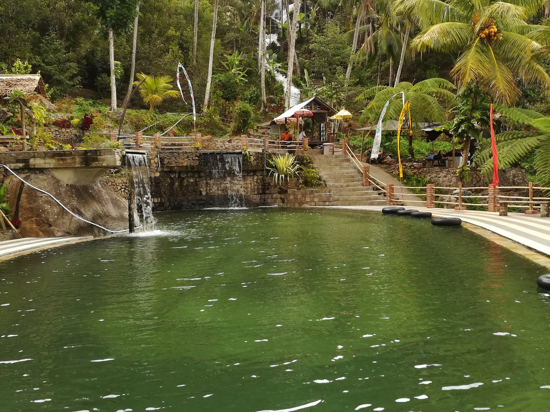 Jembong Waterfall景点图片