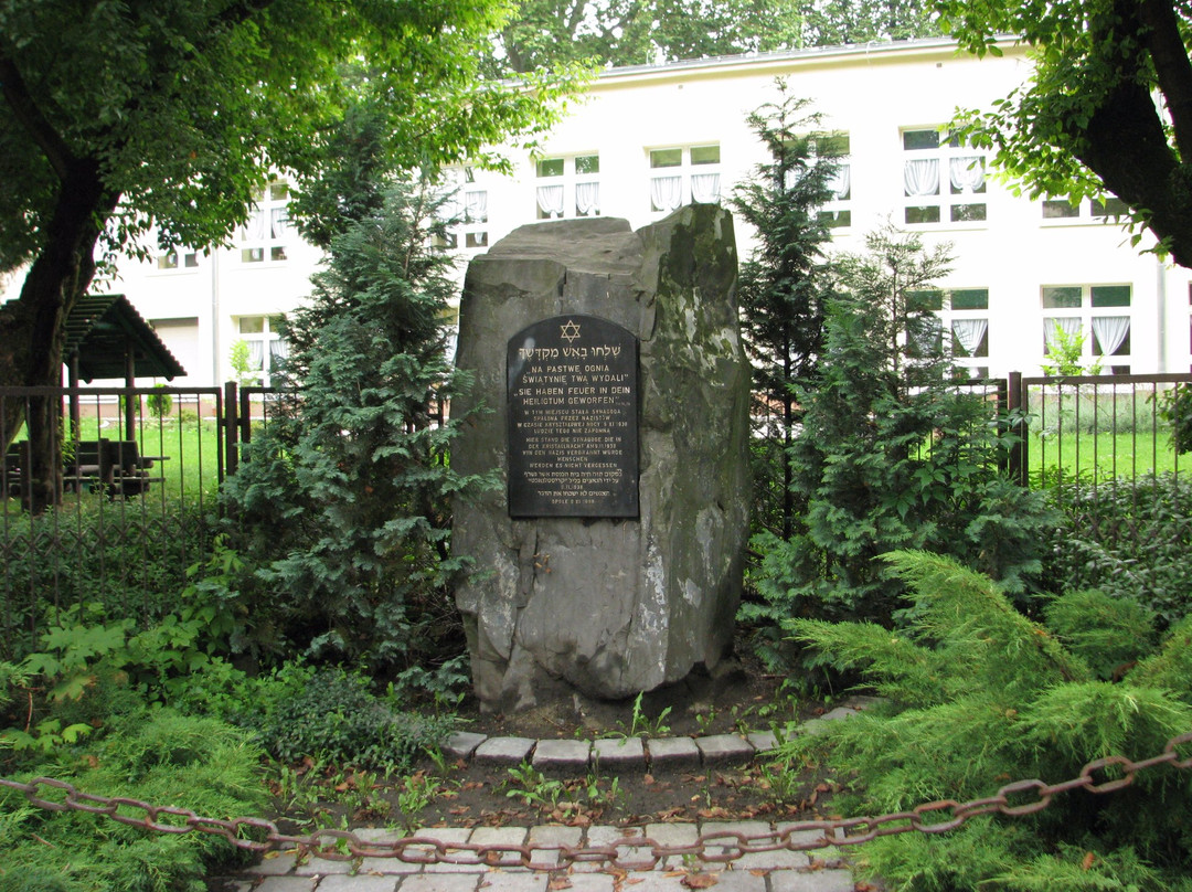 The synagogue - memorial plaque, obelisk景点图片