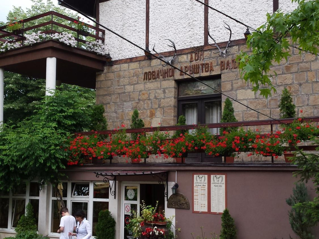 Divcibare餐馆和美食-Restoran Lovački dom
