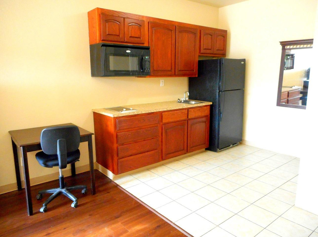 Crossroads Inn & Suites主图