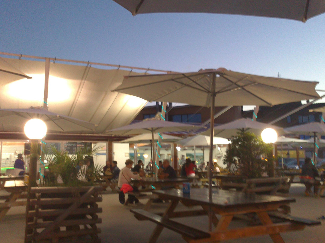 Isla餐馆和美食-la piscina parrilla