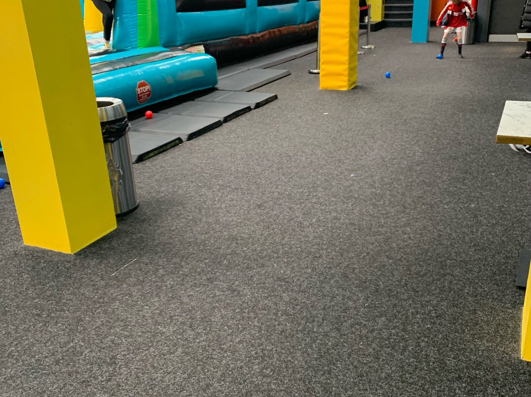 Jumpin Fun Inflatable Park Cheltenham-切尔滕纳姆必去景点