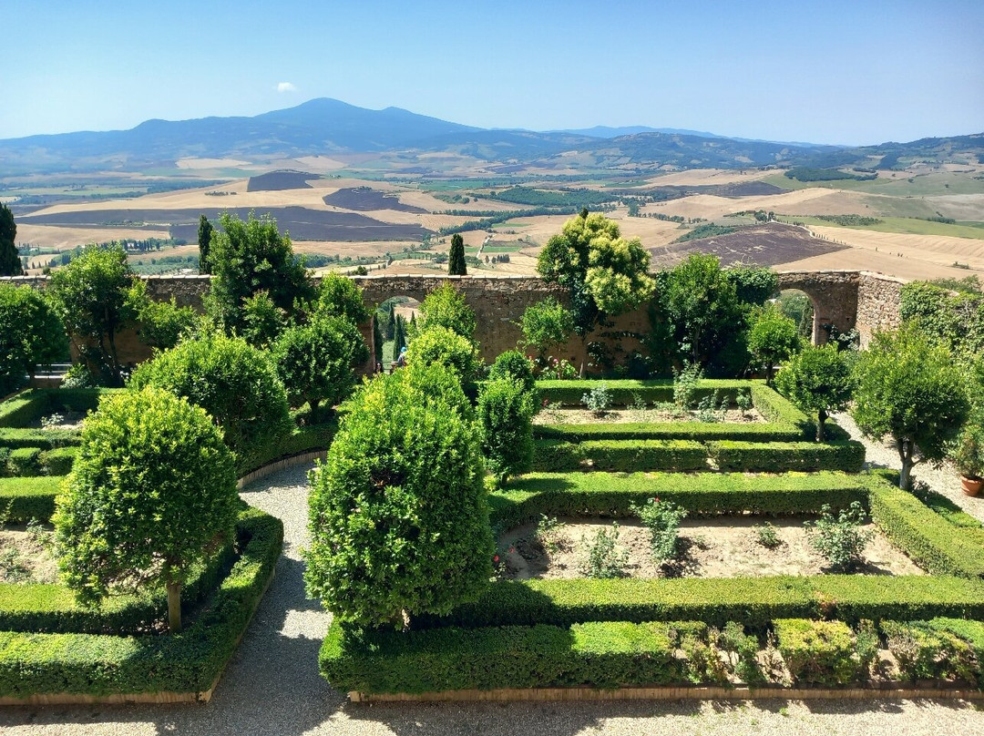 帕拉索皮克洛蜜妮酒店-皮恩扎必去景点