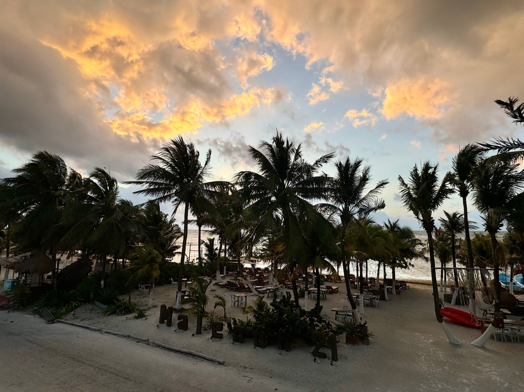 Noah Beach Hotel & Suites主图