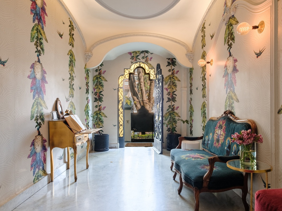 Pug Seal Allan Poe Suites