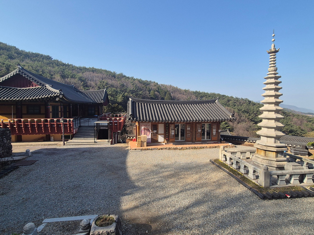 Hwabangsa Temple景点图片