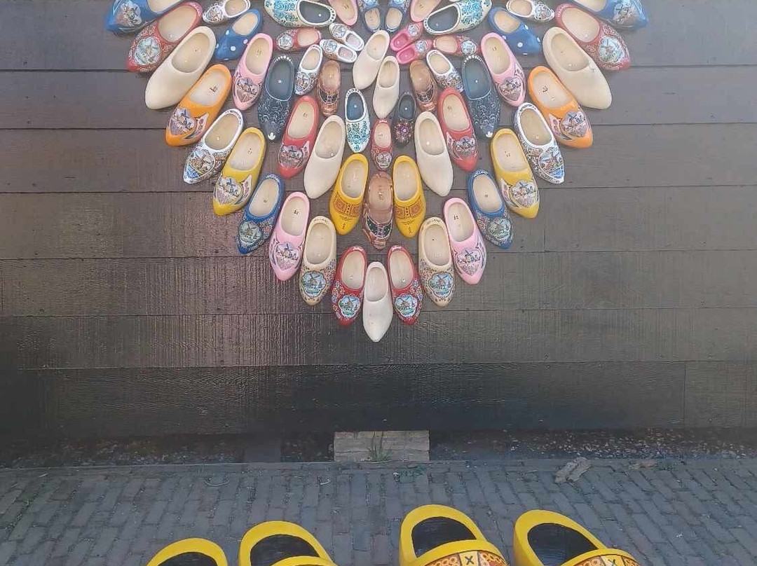 Kooijman Souvenirs & Clogs Wooden Shoe Workshop-赞丹必去景点